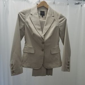 Limited suit light khaki- perfect for your office wardrobe!